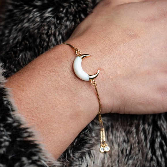 *Carme* Crescent Moon Carved Shell 14K Gold Boho Bracelet - Picture 3 of 4